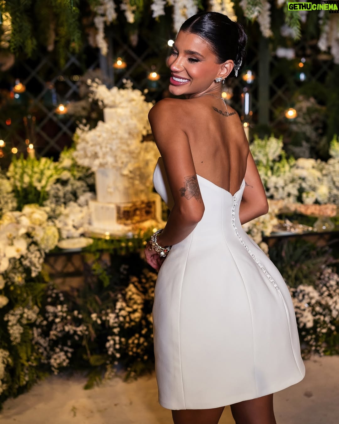 Jakelyne Oliveira - 327.3K Likes - Se deixar eu fico esse restinho de ano postando as fotos do casamento, hahaha. Não me canso de ver e reviver esse dia mágico, perfeito, repleto de amor, felicidade e Deus. 

Ctz o melhor dia das nossas vidas. ✨🥹

#CasamentoMalyne