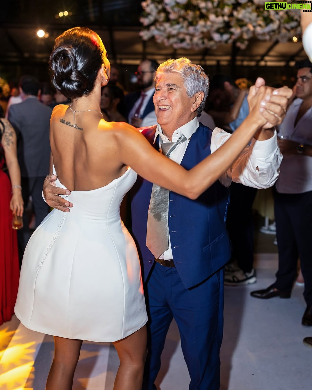 Jakelyne Oliveira - 327.3K Likes - Se deixar eu fico esse restinho de ano postando as fotos do casamento, hahaha. Não me canso de ver e reviver esse dia mágico, perfeito, repleto de amor, felicidade e Deus. 

Ctz o melhor dia das nossas vidas. ✨🥹

#CasamentoMalyne