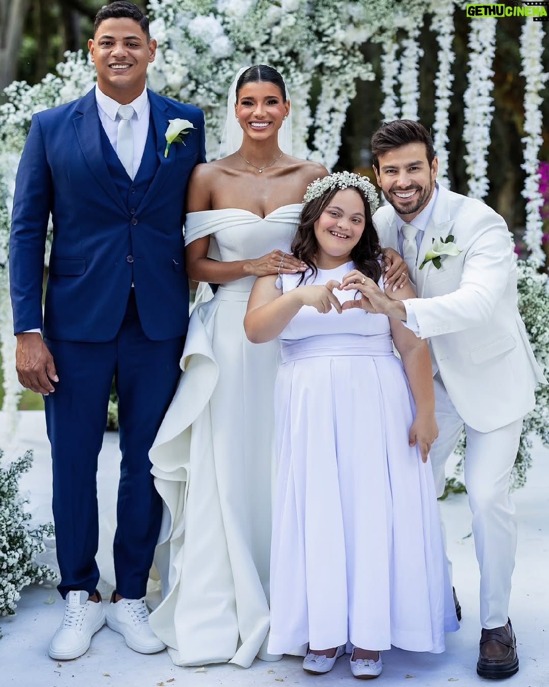 Jakelyne Oliveira - 327.3K Likes - Se deixar eu fico esse restinho de ano postando as fotos do casamento, hahaha. Não me canso de ver e reviver esse dia mágico, perfeito, repleto de amor, felicidade e Deus. 

Ctz o melhor dia das nossas vidas. ✨🥹

#CasamentoMalyne