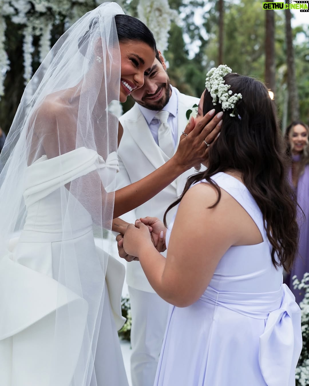 Jakelyne Oliveira - 327.3K Likes - Se deixar eu fico esse restinho de ano postando as fotos do casamento, hahaha. Não me canso de ver e reviver esse dia mágico, perfeito, repleto de amor, felicidade e Deus. 

Ctz o melhor dia das nossas vidas. ✨🥹

#CasamentoMalyne