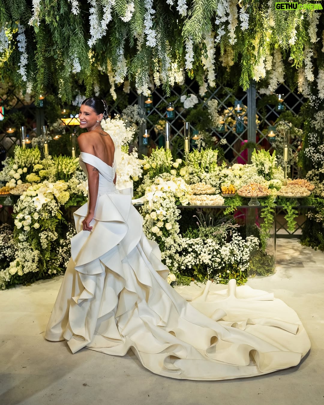 Jakelyne Oliveira - 327.3K Likes - Se deixar eu fico esse restinho de ano postando as fotos do casamento, hahaha. Não me canso de ver e reviver esse dia mágico, perfeito, repleto de amor, felicidade e Deus. 

Ctz o melhor dia das nossas vidas. ✨🥹

#CasamentoMalyne
