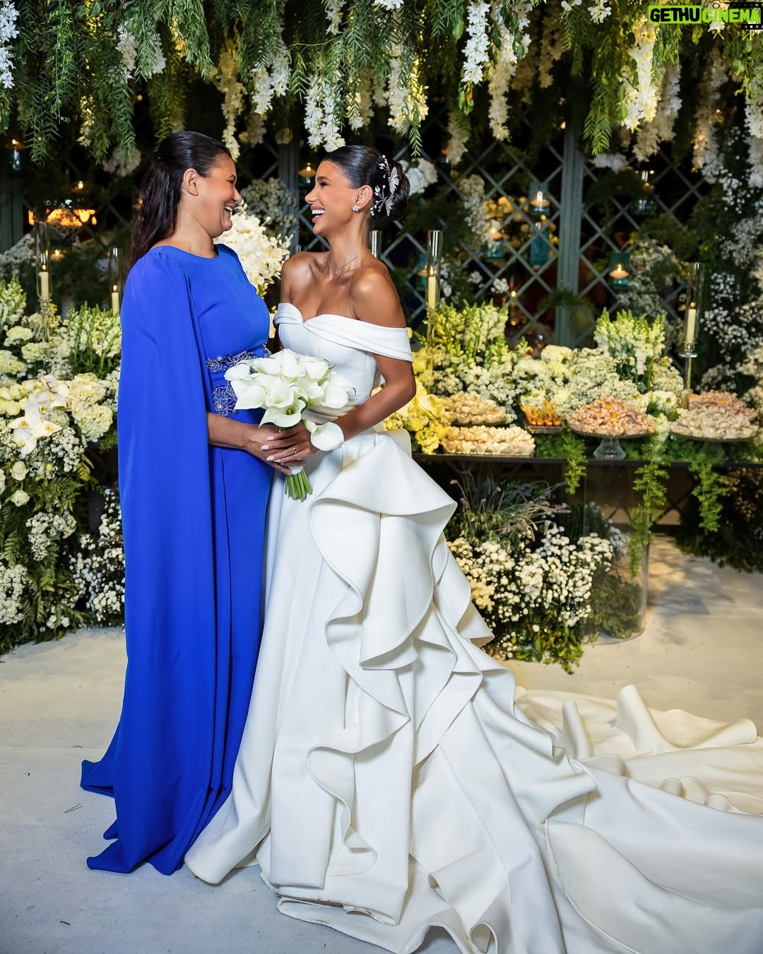 Jakelyne Oliveira - 327.3K Likes - Se deixar eu fico esse restinho de ano postando as fotos do casamento, hahaha. Não me canso de ver e reviver esse dia mágico, perfeito, repleto de amor, felicidade e Deus. 

Ctz o melhor dia das nossas vidas. ✨🥹

#CasamentoMalyne