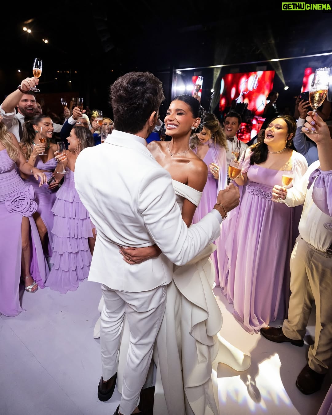 Jakelyne Oliveira - 327.3K Likes - Se deixar eu fico esse restinho de ano postando as fotos do casamento, hahaha. Não me canso de ver e reviver esse dia mágico, perfeito, repleto de amor, felicidade e Deus. 

Ctz o melhor dia das nossas vidas. ✨🥹

#CasamentoMalyne