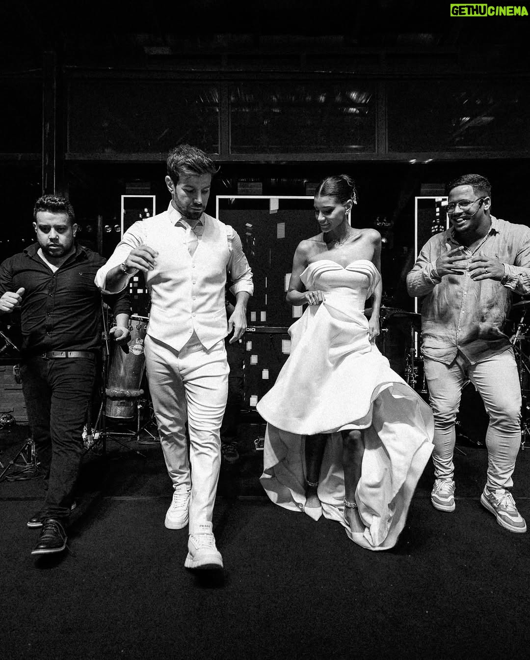 Jakelyne Oliveira - 327.3K Likes - Se deixar eu fico esse restinho de ano postando as fotos do casamento, hahaha. Não me canso de ver e reviver esse dia mágico, perfeito, repleto de amor, felicidade e Deus. 

Ctz o melhor dia das nossas vidas. ✨🥹

#CasamentoMalyne