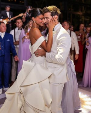 Jakelyne Oliveira Instagram - Se deixar eu fico esse restinho de ano postando as fotos do casamento, hahaha. Não me canso de ver e reviver esse dia mágico, perfeito, repleto de amor, felicidade e Deus. 

Ctz o melhor dia das nossas vidas. ✨🥹

#CasamentoMalyne