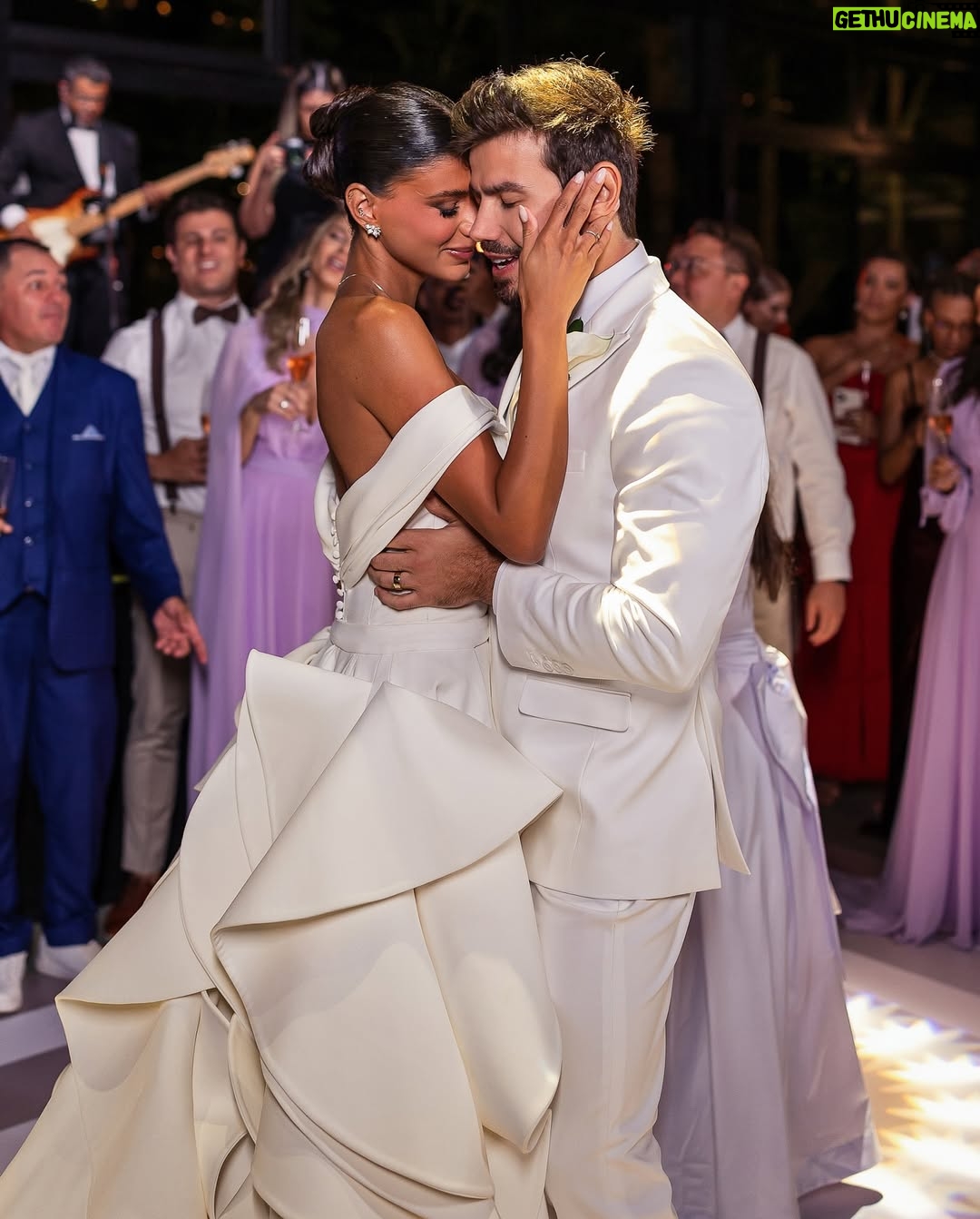 Jakelyne Oliveira - 327.3K Likes - Se deixar eu fico esse restinho de ano postando as fotos do casamento, hahaha. Não me canso de ver e reviver esse dia mágico, perfeito, repleto de amor, felicidade e Deus. 

Ctz o melhor dia das nossas vidas. ✨🥹

#CasamentoMalyne