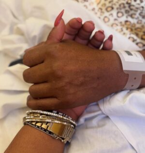 Jalylane Maës Instagram - Aujourd’hui, je partage avec vous la douleur la plus profonde de ma vie : ma maman nous a quittés, après s’être battue avec un courage immense pendant 4 longues années.

4 ans de combat, de force, de douleurs silencieuses… mais aussi d’amour, de résilience, de moments précieux que je n’oublierai jamais. Elle a lutté chaque jour avec une dignité incroyable, refusant de se laisser définir par la maladie. Elle voulait vivre, pour nous, avec nous. Et elle l’a fait. Jusqu’au bout.

Voir quelqu’un qu’on aime souffrir sans pouvoir le soulager est une épreuve indescriptible. Mais voir sa mère affronter tout ça avec autant de grâce, c’est une leçon de vie que je garderai en moi pour toujours. Elle était forte. Forte au-delà des mots. Forte même quand elle avait peur. Forte pour nous, surtout.

Maman, ton départ me laisse un vide immense, mais je suis remplie de gratitude pour chaque instant passé à tes côtés. Je n’oublierai jamais ton sourire malgré la fatigue, tes mots rassurants même dans la douleur, et ton amour qui ne s’est jamais éteint.

Une pensée en plus : on ne sait jamais vraiment ce que les autres vivent. Derrière les photos, les sourires ou les publications légères, il y a parfois des combats silencieux, des douleurs qu’on ne montre pas.
Alors soyons bienveillants. On ne sait jamais ce que traverse vraiment quelqu’un.

Tu t’es battue comme une lionne. Tu peux maintenant te reposer. Je t’aime

 Repose en paix, maman. Tu es et resteras ma force. 🕊️✨