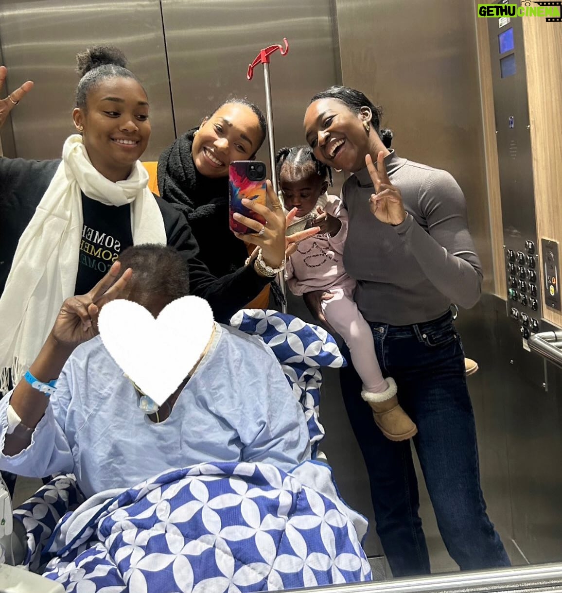 Jalylane Maës - 51.7K Likes - Aujourd’hui, je partage avec vous la douleur la plus profonde de ma vie : ma maman nous a quittés, après s’être battue avec un courage immense pendant 4 longues années.

4 ans de combat, de force, de douleurs silencieuses… mais aussi d’amour, de résilience, de moments précieux que je n’oublierai jamais. Elle a lutté chaque jour avec une dignité incroyable, refusant de se laisser définir par la maladie. Elle voulait vivre, pour nous, avec nous. Et elle l’a fait. Jusqu’au bout.

Voir quelqu’un qu’on aime souffrir sans pouvoir le soulager est une épreuve indescriptible. Mais voir sa mère affronter tout ça avec autant de grâce, c’est une leçon de vie que je garderai en moi pour toujours. Elle était forte. Forte au-delà des mots. Forte même quand elle avait peur. Forte pour nous, surtout.

Maman, ton départ me laisse un vide immense, mais je suis remplie de gratitude pour chaque instant passé à tes côtés. Je n’oublierai jamais ton sourire malgré la fatigue, tes mots rassurants même dans la douleur, et ton amour qui ne s’est jamais éteint.

Une pensée en plus : on ne sait jamais vraiment ce que les autres vivent. Derrière les photos, les sourires ou les publications légères, il y a parfois des combats silencieux, des douleurs qu’on ne montre pas.
Alors soyons bienveillants. On ne sait jamais ce que traverse vraiment quelqu’un.

Tu t’es battue comme une lionne. Tu peux maintenant te reposer. Je t’aime

 Repose en paix, maman. Tu es et resteras ma force. 🕊️✨