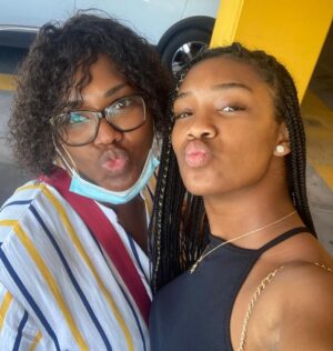 Jalylane Maës Instagram - Aujourd’hui, je partage avec vous la douleur la plus profonde de ma vie : ma maman nous a quittés, après s’être battue avec un courage immense pendant 4 longues années.

4 ans de combat, de force, de douleurs silencieuses… mais aussi d’amour, de résilience, de moments précieux que je n’oublierai jamais. Elle a lutté chaque jour avec une dignité incroyable, refusant de se laisser définir par la maladie. Elle voulait vivre, pour nous, avec nous. Et elle l’a fait. Jusqu’au bout.

Voir quelqu’un qu’on aime souffrir sans pouvoir le soulager est une épreuve indescriptible. Mais voir sa mère affronter tout ça avec autant de grâce, c’est une leçon de vie que je garderai en moi pour toujours. Elle était forte. Forte au-delà des mots. Forte même quand elle avait peur. Forte pour nous, surtout.

Maman, ton départ me laisse un vide immense, mais je suis remplie de gratitude pour chaque instant passé à tes côtés. Je n’oublierai jamais ton sourire malgré la fatigue, tes mots rassurants même dans la douleur, et ton amour qui ne s’est jamais éteint.

Une pensée en plus : on ne sait jamais vraiment ce que les autres vivent. Derrière les photos, les sourires ou les publications légères, il y a parfois des combats silencieux, des douleurs qu’on ne montre pas.
Alors soyons bienveillants. On ne sait jamais ce que traverse vraiment quelqu’un.

Tu t’es battue comme une lionne. Tu peux maintenant te reposer. Je t’aime

 Repose en paix, maman. Tu es et resteras ma force. 🕊️✨