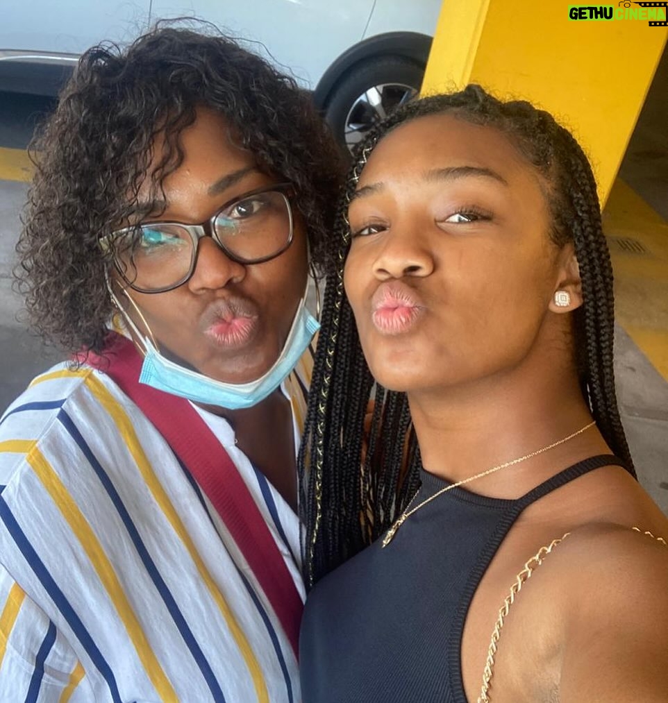 Jalylane Maës - 51.7K Likes - Aujourd’hui, je partage avec vous la douleur la plus profonde de ma vie : ma maman nous a quittés, après s’être battue avec un courage immense pendant 4 longues années.

4 ans de combat, de force, de douleurs silencieuses… mais aussi d’amour, de résilience, de moments précieux que je n’oublierai jamais. Elle a lutté chaque jour avec une dignité incroyable, refusant de se laisser définir par la maladie. Elle voulait vivre, pour nous, avec nous. Et elle l’a fait. Jusqu’au bout.

Voir quelqu’un qu’on aime souffrir sans pouvoir le soulager est une épreuve indescriptible. Mais voir sa mère affronter tout ça avec autant de grâce, c’est une leçon de vie que je garderai en moi pour toujours. Elle était forte. Forte au-delà des mots. Forte même quand elle avait peur. Forte pour nous, surtout.

Maman, ton départ me laisse un vide immense, mais je suis remplie de gratitude pour chaque instant passé à tes côtés. Je n’oublierai jamais ton sourire malgré la fatigue, tes mots rassurants même dans la douleur, et ton amour qui ne s’est jamais éteint.

Une pensée en plus : on ne sait jamais vraiment ce que les autres vivent. Derrière les photos, les sourires ou les publications légères, il y a parfois des combats silencieux, des douleurs qu’on ne montre pas.
Alors soyons bienveillants. On ne sait jamais ce que traverse vraiment quelqu’un.

Tu t’es battue comme une lionne. Tu peux maintenant te reposer. Je t’aime

 Repose en paix, maman. Tu es et resteras ma force. 🕊️✨
