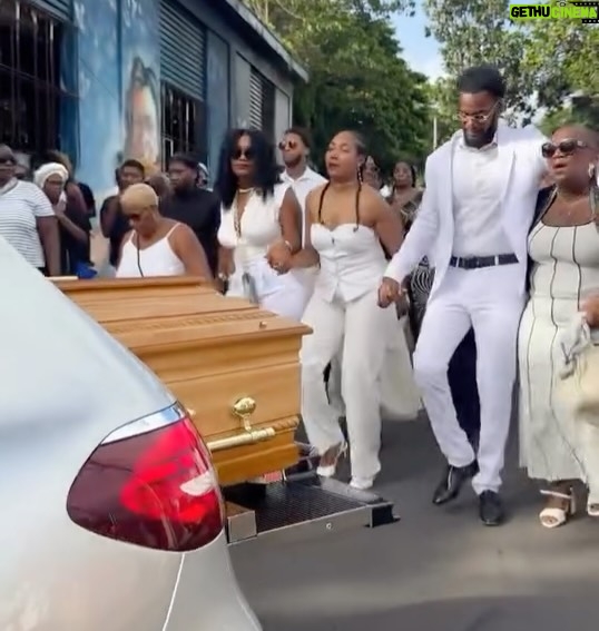 Jalylane Maës - 51.7K Likes - Aujourd’hui, je partage avec vous la douleur la plus profonde de ma vie : ma maman nous a quittés, après s’être battue avec un courage immense pendant 4 longues années.

4 ans de combat, de force, de douleurs silencieuses… mais aussi d’amour, de résilience, de moments précieux que je n’oublierai jamais. Elle a lutté chaque jour avec une dignité incroyable, refusant de se laisser définir par la maladie. Elle voulait vivre, pour nous, avec nous. Et elle l’a fait. Jusqu’au bout.

Voir quelqu’un qu’on aime souffrir sans pouvoir le soulager est une épreuve indescriptible. Mais voir sa mère affronter tout ça avec autant de grâce, c’est une leçon de vie que je garderai en moi pour toujours. Elle était forte. Forte au-delà des mots. Forte même quand elle avait peur. Forte pour nous, surtout.

Maman, ton départ me laisse un vide immense, mais je suis remplie de gratitude pour chaque instant passé à tes côtés. Je n’oublierai jamais ton sourire malgré la fatigue, tes mots rassurants même dans la douleur, et ton amour qui ne s’est jamais éteint.

Une pensée en plus : on ne sait jamais vraiment ce que les autres vivent. Derrière les photos, les sourires ou les publications légères, il y a parfois des combats silencieux, des douleurs qu’on ne montre pas.
Alors soyons bienveillants. On ne sait jamais ce que traverse vraiment quelqu’un.

Tu t’es battue comme une lionne. Tu peux maintenant te reposer. Je t’aime

 Repose en paix, maman. Tu es et resteras ma force. 🕊️✨