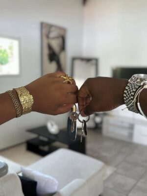 Jalylane Maës Instagram - « Ça n’a pas été simple, mais on y est arrivé… 🔑

Derrière ces clés se cachent des mois de patience, de doutes, de travail et de courage.

Rien n’a été donné, tout a été construit pas à pas.

Aujourd’hui, nous tenons entre nos mains bien plus qu’un trousseau : c’est le symbole de notre persévérance, de notre force et de notre amour.

Ce lieu devient le témoin d’un nouveau chapitre, celui où l’on transforme les épreuves en victoires, les rêves en réalité, et les murs en un véritable foyer.

Nous l’avons fait, ensemble.

Et ce n’est que le début. » 🏡❤️
