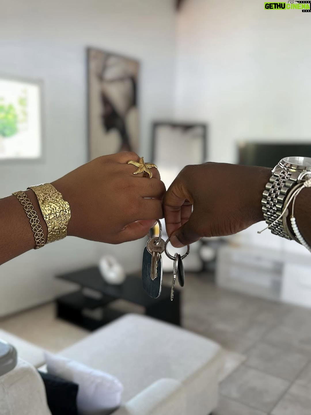 Jalylane Maës - 11.4K Likes - « Ça n’a pas été simple, mais on y est arrivé… 🔑

Derrière ces clés se cachent des mois de patience, de doutes, de travail et de courage.

Rien n’a été donné, tout a été construit pas à pas.

Aujourd’hui, nous tenons entre nos mains bien plus qu’un trousseau : c’est le symbole de notre persévérance, de notre force et de notre amour.

Ce lieu devient le témoin d’un nouveau chapitre, celui où l’on transforme les épreuves en victoires, les rêves en réalité, et les murs en un véritable foyer.

Nous l’avons fait, ensemble.

Et ce n’est que le début. » 🏡❤️