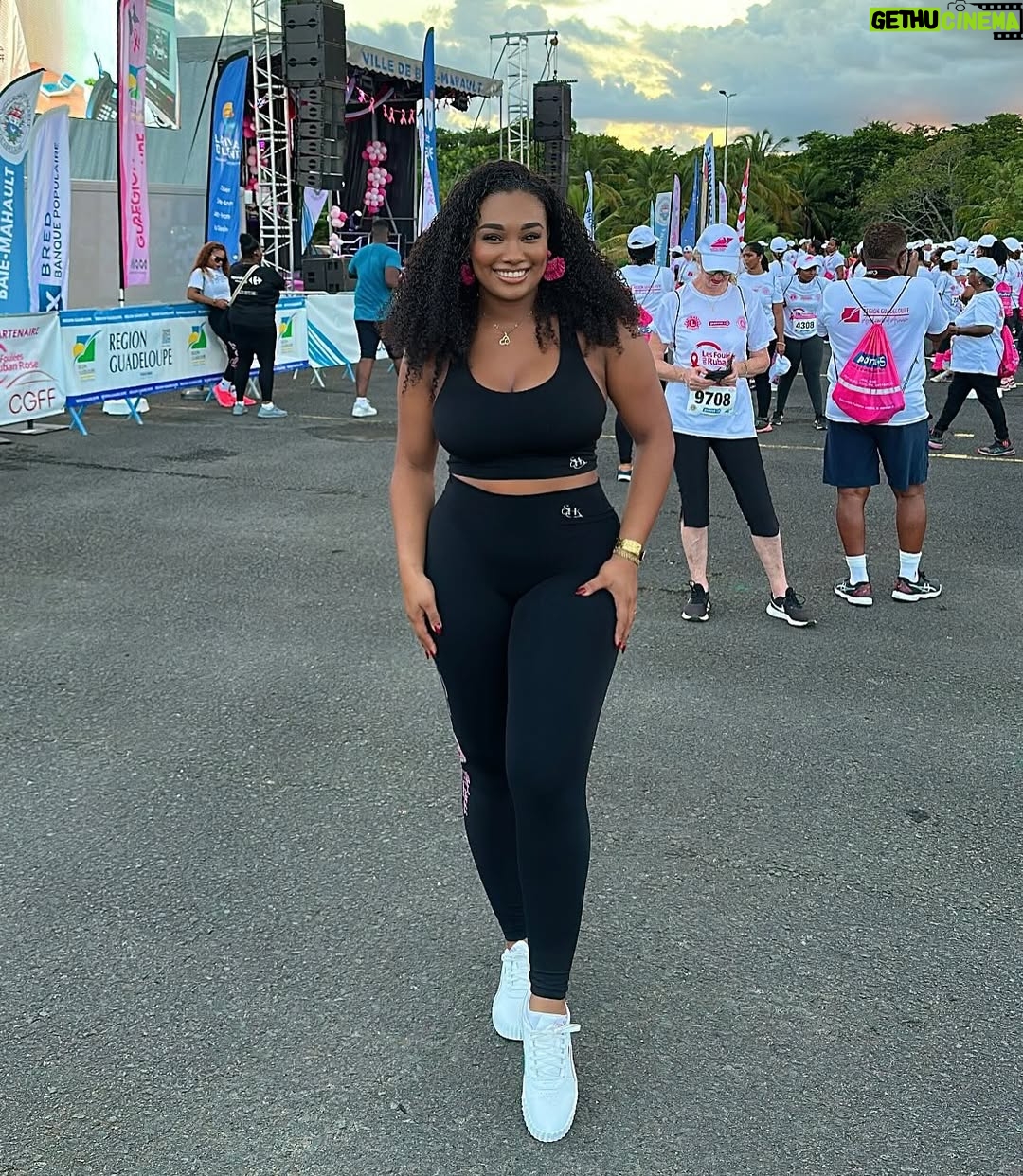 Jalylane Maës - 5.7K Likes - Parce que c’est une cause qui me tient à cœur et qui a bouleversé ma vie. Je me tenais de participer aux @lesfouleesdurubanrose 💕. 

C’est tellement beau de voir autant de monde se mobiliser autour du cancer du sein ✨

Merci encore pour votre amour même après 2 années. 

Mention spéciale pour ma Cynthia qui m’habille toujours pour mes événements sportifs avec la marque @byfitnesswear 🌺