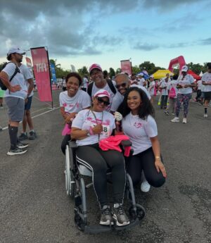 Jalylane Maës Instagram - Parce que c’est une cause qui me tient à cœur et qui a bouleversé ma vie. Je me tenais de participer aux @lesfouleesdurubanrose 💕. 

C’est tellement beau de voir autant de monde se mobiliser autour du cancer du sein ✨

Merci encore pour votre amour même après 2 années. 

Mention spéciale pour ma Cynthia qui m’habille toujours pour mes événements sportifs avec la marque @byfitnesswear 🌺