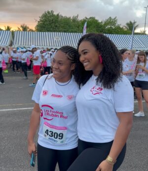 Jalylane Maës Instagram - Parce que c’est une cause qui me tient à cœur et qui a bouleversé ma vie. Je me tenais de participer aux @lesfouleesdurubanrose 💕. 

C’est tellement beau de voir autant de monde se mobiliser autour du cancer du sein ✨

Merci encore pour votre amour même après 2 années. 

Mention spéciale pour ma Cynthia qui m’habille toujours pour mes événements sportifs avec la marque @byfitnesswear 🌺