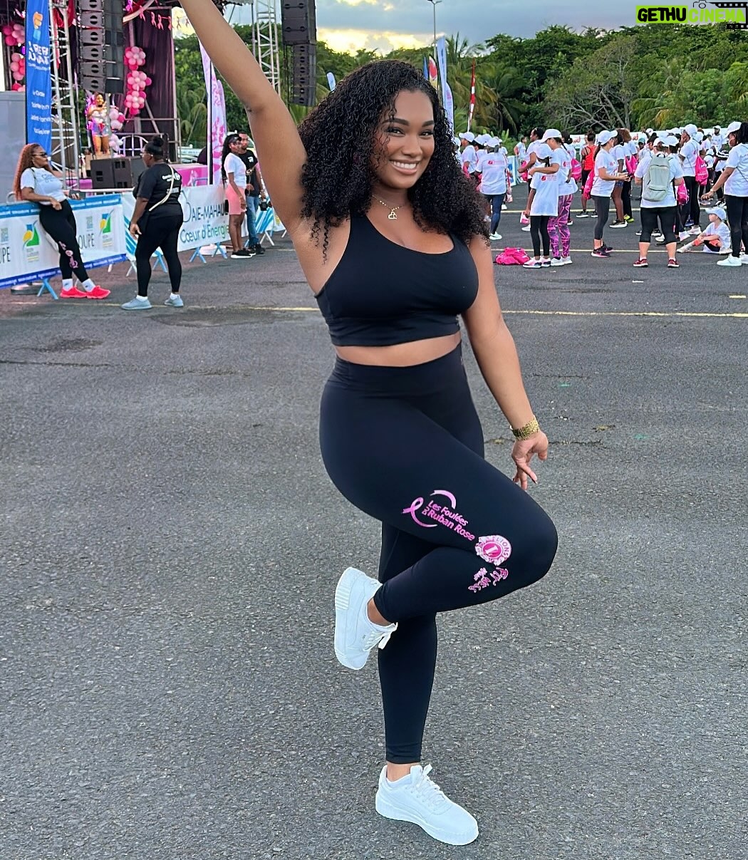 Jalylane Maës - 5.7K Likes - Parce que c’est une cause qui me tient à cœur et qui a bouleversé ma vie. Je me tenais de participer aux @lesfouleesdurubanrose 💕. 

C’est tellement beau de voir autant de monde se mobiliser autour du cancer du sein ✨

Merci encore pour votre amour même après 2 années. 

Mention spéciale pour ma Cynthia qui m’habille toujours pour mes événements sportifs avec la marque @byfitnesswear 🌺