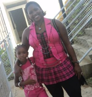 Jalylane Maës Instagram - Aujourd’hui, je partage avec vous la douleur la plus profonde de ma vie : ma maman nous a quittés, après s’être battue avec un courage immense pendant 4 longues années.

4 ans de combat, de force, de douleurs silencieuses… mais aussi d’amour, de résilience, de moments précieux que je n’oublierai jamais. Elle a lutté chaque jour avec une dignité incroyable, refusant de se laisser définir par la maladie. Elle voulait vivre, pour nous, avec nous. Et elle l’a fait. Jusqu’au bout.

Voir quelqu’un qu’on aime souffrir sans pouvoir le soulager est une épreuve indescriptible. Mais voir sa mère affronter tout ça avec autant de grâce, c’est une leçon de vie que je garderai en moi pour toujours. Elle était forte. Forte au-delà des mots. Forte même quand elle avait peur. Forte pour nous, surtout.

Maman, ton départ me laisse un vide immense, mais je suis remplie de gratitude pour chaque instant passé à tes côtés. Je n’oublierai jamais ton sourire malgré la fatigue, tes mots rassurants même dans la douleur, et ton amour qui ne s’est jamais éteint.

Une pensée en plus : on ne sait jamais vraiment ce que les autres vivent. Derrière les photos, les sourires ou les publications légères, il y a parfois des combats silencieux, des douleurs qu’on ne montre pas.
Alors soyons bienveillants. On ne sait jamais ce que traverse vraiment quelqu’un.

Tu t’es battue comme une lionne. Tu peux maintenant te reposer. Je t’aime

 Repose en paix, maman. Tu es et resteras ma force. 🕊️✨