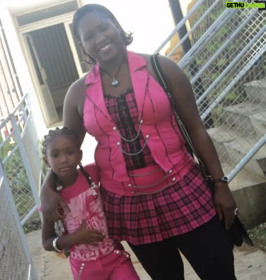 Jalylane Maës - 51.7K Likes - Aujourd’hui, je partage avec vous la douleur la plus profonde de ma vie : ma maman nous a quittés, après s’être battue avec un courage immense pendant 4 longues années.

4 ans de combat, de force, de douleurs silencieuses… mais aussi d’amour, de résilience, de moments précieux que je n’oublierai jamais. Elle a lutté chaque jour avec une dignité incroyable, refusant de se laisser définir par la maladie. Elle voulait vivre, pour nous, avec nous. Et elle l’a fait. Jusqu’au bout.

Voir quelqu’un qu’on aime souffrir sans pouvoir le soulager est une épreuve indescriptible. Mais voir sa mère affronter tout ça avec autant de grâce, c’est une leçon de vie que je garderai en moi pour toujours. Elle était forte. Forte au-delà des mots. Forte même quand elle avait peur. Forte pour nous, surtout.

Maman, ton départ me laisse un vide immense, mais je suis remplie de gratitude pour chaque instant passé à tes côtés. Je n’oublierai jamais ton sourire malgré la fatigue, tes mots rassurants même dans la douleur, et ton amour qui ne s’est jamais éteint.

Une pensée en plus : on ne sait jamais vraiment ce que les autres vivent. Derrière les photos, les sourires ou les publications légères, il y a parfois des combats silencieux, des douleurs qu’on ne montre pas.
Alors soyons bienveillants. On ne sait jamais ce que traverse vraiment quelqu’un.

Tu t’es battue comme une lionne. Tu peux maintenant te reposer. Je t’aime

 Repose en paix, maman. Tu es et resteras ma force. 🕊️✨