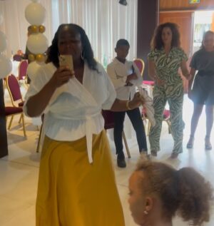 Jalylane Maës Instagram - Aujourd’hui, je partage avec vous la douleur la plus profonde de ma vie : ma maman nous a quittés, après s’être battue avec un courage immense pendant 4 longues années.

4 ans de combat, de force, de douleurs silencieuses… mais aussi d’amour, de résilience, de moments précieux que je n’oublierai jamais. Elle a lutté chaque jour avec une dignité incroyable, refusant de se laisser définir par la maladie. Elle voulait vivre, pour nous, avec nous. Et elle l’a fait. Jusqu’au bout.

Voir quelqu’un qu’on aime souffrir sans pouvoir le soulager est une épreuve indescriptible. Mais voir sa mère affronter tout ça avec autant de grâce, c’est une leçon de vie que je garderai en moi pour toujours. Elle était forte. Forte au-delà des mots. Forte même quand elle avait peur. Forte pour nous, surtout.

Maman, ton départ me laisse un vide immense, mais je suis remplie de gratitude pour chaque instant passé à tes côtés. Je n’oublierai jamais ton sourire malgré la fatigue, tes mots rassurants même dans la douleur, et ton amour qui ne s’est jamais éteint.

Une pensée en plus : on ne sait jamais vraiment ce que les autres vivent. Derrière les photos, les sourires ou les publications légères, il y a parfois des combats silencieux, des douleurs qu’on ne montre pas.
Alors soyons bienveillants. On ne sait jamais ce que traverse vraiment quelqu’un.

Tu t’es battue comme une lionne. Tu peux maintenant te reposer. Je t’aime

 Repose en paix, maman. Tu es et resteras ma force. 🕊️✨