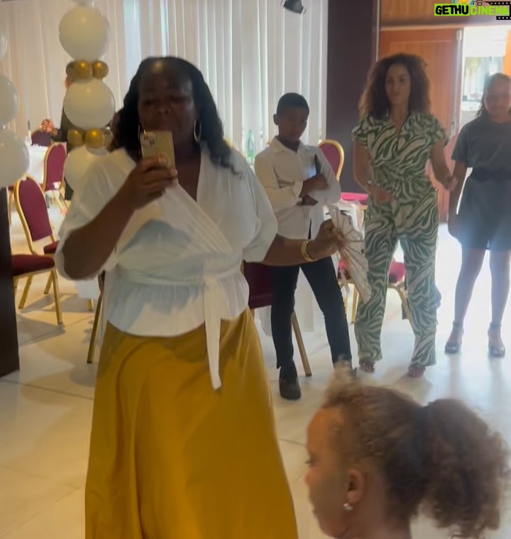 Jalylane Maës - 51.7K Likes - Aujourd’hui, je partage avec vous la douleur la plus profonde de ma vie : ma maman nous a quittés, après s’être battue avec un courage immense pendant 4 longues années.

4 ans de combat, de force, de douleurs silencieuses… mais aussi d’amour, de résilience, de moments précieux que je n’oublierai jamais. Elle a lutté chaque jour avec une dignité incroyable, refusant de se laisser définir par la maladie. Elle voulait vivre, pour nous, avec nous. Et elle l’a fait. Jusqu’au bout.

Voir quelqu’un qu’on aime souffrir sans pouvoir le soulager est une épreuve indescriptible. Mais voir sa mère affronter tout ça avec autant de grâce, c’est une leçon de vie que je garderai en moi pour toujours. Elle était forte. Forte au-delà des mots. Forte même quand elle avait peur. Forte pour nous, surtout.

Maman, ton départ me laisse un vide immense, mais je suis remplie de gratitude pour chaque instant passé à tes côtés. Je n’oublierai jamais ton sourire malgré la fatigue, tes mots rassurants même dans la douleur, et ton amour qui ne s’est jamais éteint.

Une pensée en plus : on ne sait jamais vraiment ce que les autres vivent. Derrière les photos, les sourires ou les publications légères, il y a parfois des combats silencieux, des douleurs qu’on ne montre pas.
Alors soyons bienveillants. On ne sait jamais ce que traverse vraiment quelqu’un.

Tu t’es battue comme une lionne. Tu peux maintenant te reposer. Je t’aime

 Repose en paix, maman. Tu es et resteras ma force. 🕊️✨