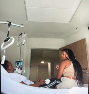 Jalylane Maës Instagram - Aujourd’hui, je partage avec vous la douleur la plus profonde de ma vie : ma maman nous a quittés, après s’être battue avec un courage immense pendant 4 longues années.

4 ans de combat, de force, de douleurs silencieuses… mais aussi d’amour, de résilience, de moments précieux que je n’oublierai jamais. Elle a lutté chaque jour avec une dignité incroyable, refusant de se laisser définir par la maladie. Elle voulait vivre, pour nous, avec nous. Et elle l’a fait. Jusqu’au bout.

Voir quelqu’un qu’on aime souffrir sans pouvoir le soulager est une épreuve indescriptible. Mais voir sa mère affronter tout ça avec autant de grâce, c’est une leçon de vie que je garderai en moi pour toujours. Elle était forte. Forte au-delà des mots. Forte même quand elle avait peur. Forte pour nous, surtout.

Maman, ton départ me laisse un vide immense, mais je suis remplie de gratitude pour chaque instant passé à tes côtés. Je n’oublierai jamais ton sourire malgré la fatigue, tes mots rassurants même dans la douleur, et ton amour qui ne s’est jamais éteint.

Une pensée en plus : on ne sait jamais vraiment ce que les autres vivent. Derrière les photos, les sourires ou les publications légères, il y a parfois des combats silencieux, des douleurs qu’on ne montre pas.
Alors soyons bienveillants. On ne sait jamais ce que traverse vraiment quelqu’un.

Tu t’es battue comme une lionne. Tu peux maintenant te reposer. Je t’aime

 Repose en paix, maman. Tu es et resteras ma force. 🕊️✨