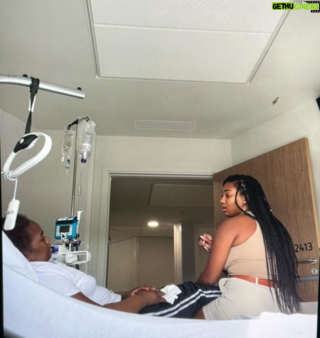 Jalylane Maës - 51.7K Likes - Aujourd’hui, je partage avec vous la douleur la plus profonde de ma vie : ma maman nous a quittés, après s’être battue avec un courage immense pendant 4 longues années.

4 ans de combat, de force, de douleurs silencieuses… mais aussi d’amour, de résilience, de moments précieux que je n’oublierai jamais. Elle a lutté chaque jour avec une dignité incroyable, refusant de se laisser définir par la maladie. Elle voulait vivre, pour nous, avec nous. Et elle l’a fait. Jusqu’au bout.

Voir quelqu’un qu’on aime souffrir sans pouvoir le soulager est une épreuve indescriptible. Mais voir sa mère affronter tout ça avec autant de grâce, c’est une leçon de vie que je garderai en moi pour toujours. Elle était forte. Forte au-delà des mots. Forte même quand elle avait peur. Forte pour nous, surtout.

Maman, ton départ me laisse un vide immense, mais je suis remplie de gratitude pour chaque instant passé à tes côtés. Je n’oublierai jamais ton sourire malgré la fatigue, tes mots rassurants même dans la douleur, et ton amour qui ne s’est jamais éteint.

Une pensée en plus : on ne sait jamais vraiment ce que les autres vivent. Derrière les photos, les sourires ou les publications légères, il y a parfois des combats silencieux, des douleurs qu’on ne montre pas.
Alors soyons bienveillants. On ne sait jamais ce que traverse vraiment quelqu’un.

Tu t’es battue comme une lionne. Tu peux maintenant te reposer. Je t’aime

 Repose en paix, maman. Tu es et resteras ma force. 🕊️✨