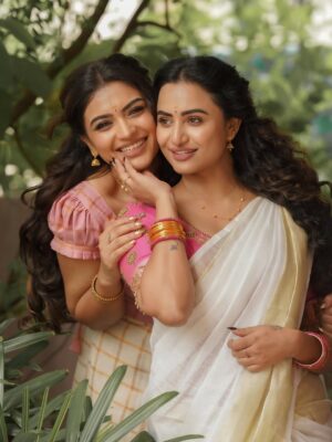 Janani Ashok Kumar Instagram - My favvvv >>>> 🥹💕🧿🪬 @janani_ashokkumar 

Makeup for us : @kalaiartistry ✨
Hairdo for us : @jenifer_hair_stylist ✨
Photography: @camerasenthil ✨
Organised by : @rrajeshananda