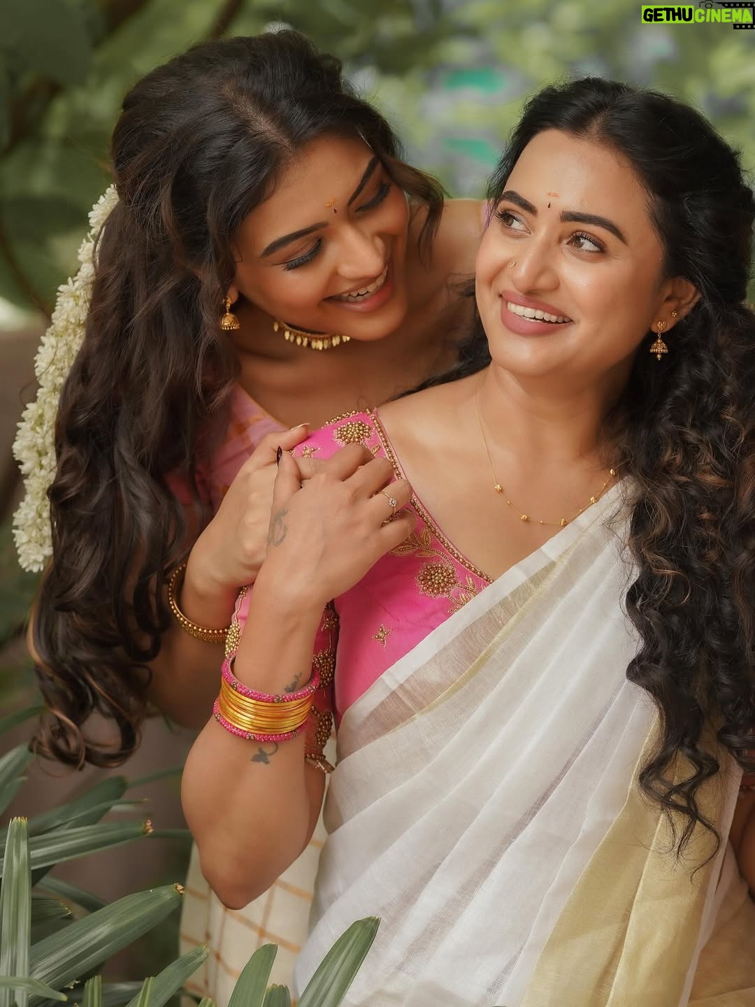Janani Ashok Kumar - 171.6K Likes - My favvvv >>>> 🥹💕🧿🪬 @janani_ashokkumar 

Makeup for us : @kalaiartistry ✨
Hairdo for us : @jenifer_hair_stylist ✨
Photography: @camerasenthil ✨
Organised by : @rrajeshananda