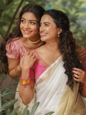 Janani Ashok Kumar Instagram - My favvvv >>>> 🥹💕🧿🪬 @janani_ashokkumar 

Makeup for us : @kalaiartistry ✨
Hairdo for us : @jenifer_hair_stylist ✨
Photography: @camerasenthil ✨
Organised by : @rrajeshananda
