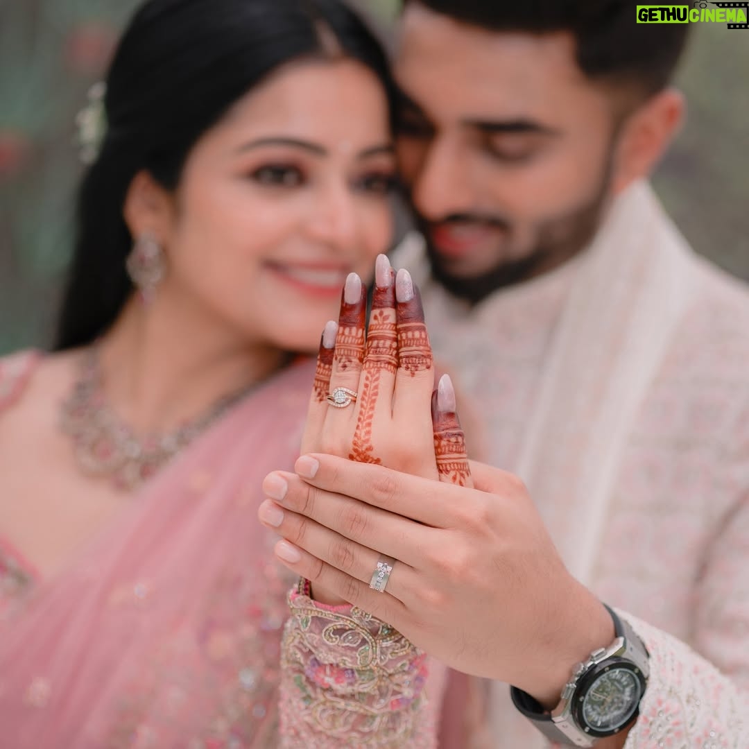 Janani Iyer - 360.3K Likes - Now and Forever 💍❤️♾️🧿
.
.
.
Photography- @vividcaptures_official 
Make up- @artistrybyolivia @olivia.anugraha 
Outfit- @nirali_design_house 
Jewellery- @challani_jewellery 
Decor- @redthreadeventz 
Plates- @thambulaaa 

#Janani #RoshanShyam #TheRoJaSaga #ChennaiWeddings #TamilWedding #IndianBride 
#SouthIndianBride #EngagementShoot #PreWeddingPhotoshoot #WeddingPhotography 
#LoveStory #BrideToBe #CoupleGoals #CinematicWedding #ReelsIndia #vividcaptures