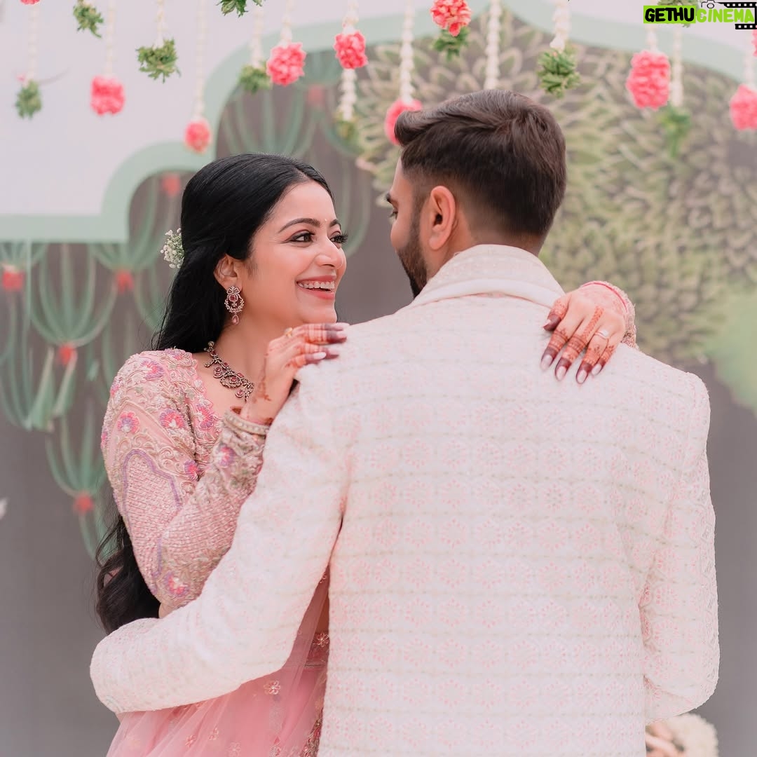 Janani Iyer - 360.3K Likes - Now and Forever 💍❤️♾️🧿
.
.
.
Photography- @vividcaptures_official 
Make up- @artistrybyolivia @olivia.anugraha 
Outfit- @nirali_design_house 
Jewellery- @challani_jewellery 
Decor- @redthreadeventz 
Plates- @thambulaaa 

#Janani #RoshanShyam #TheRoJaSaga #ChennaiWeddings #TamilWedding #IndianBride 
#SouthIndianBride #EngagementShoot #PreWeddingPhotoshoot #WeddingPhotography 
#LoveStory #BrideToBe #CoupleGoals #CinematicWedding #ReelsIndia #vividcaptures