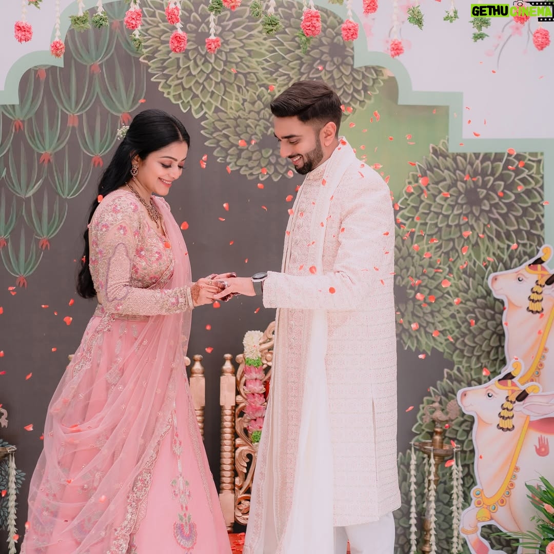 Janani Iyer - 360.3K Likes - Now and Forever 💍❤️♾️🧿
.
.
.
Photography- @vividcaptures_official 
Make up- @artistrybyolivia @olivia.anugraha 
Outfit- @nirali_design_house 
Jewellery- @challani_jewellery 
Decor- @redthreadeventz 
Plates- @thambulaaa 

#Janani #RoshanShyam #TheRoJaSaga #ChennaiWeddings #TamilWedding #IndianBride 
#SouthIndianBride #EngagementShoot #PreWeddingPhotoshoot #WeddingPhotography 
#LoveStory #BrideToBe #CoupleGoals #CinematicWedding #ReelsIndia #vividcaptures