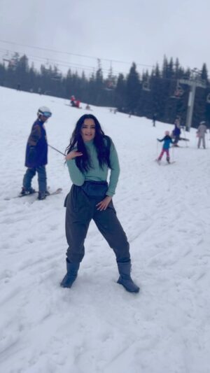 Janessa Lakhani Instagram - Only Nora Fatehi’s dance can create fire in snow🔥❄️
Shot the reel all wet, frozen, numb and slippery…show some love🤍
cr: @norafatehi @ayushmannk @tseries.official @boscomartis @amar__jalal @tanishk_bagchi @yohanimusic @bollyshake
#explorepage #explore #foryou #reels @bollyshake #bollywood #dancewithnora #norafatehi #jedhanasha #anactionhero #netflix #norafatehifans #tseries #reelsinstagram #trending #trendingreels #viral #viralreels #bollyshake #janessalakhani