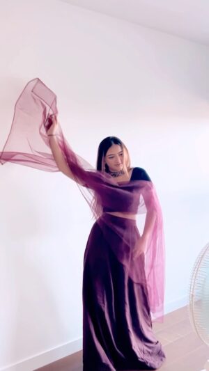 Janessa Lakhani Instagram - behind the scenes📸
#explorepage #explore #reels #dance #reelitfeelit #dancevideo #trendingreels #viralvideos #bollyaus #bollyshake #deepikapadukone #pathaan #besharamrang #yrf #shahrukhkhan #newsong #trendingsong #trending #model #bts #behindthescenes #janessalakhani