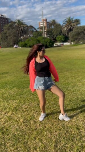Janessa Lakhani Instagram - Summer <3
💃 @nanu_hayer
🎵 @ap.dhillxn
#explorepage #explore #reels #dance #reelitfeelit #nanuhayer #dancechallenge #dancevideo #trendingreels #viralvideos #viralreels #bollyshake #bollyaus #stkildabeach #stkilda #melbourne #janessalakhani