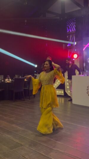 Janessa Lakhani Instagram - Missing performance nights✨🫶
#explorepage #trending #bollywood #dance #bijlibijli #janessalakhani #bollyshake