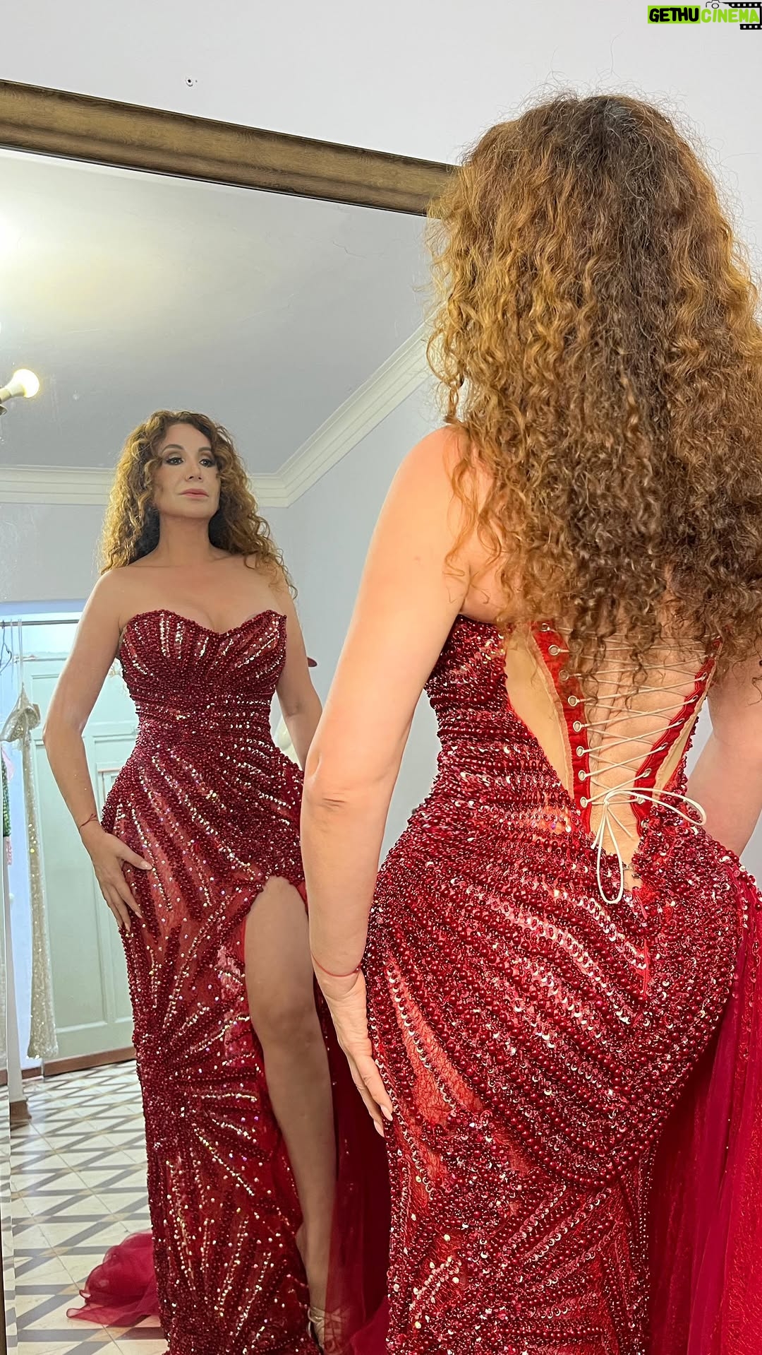 Janet Barboza - 2.6K Likes - 🌸 Ahora me toca a mí elegir mi traje para el cumpleaños de Antonella ✨ Diseños únicos creados por el talentoso Miguel Rimachi 👗💖

 #Moda #VestuariosDeNoche #EstiloDeVida #Elegancia #Glamour #FbLifeStyle #MiguelRimachi #Estilo #JanetBarboza