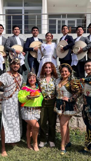 Janet Barboza Instagram - ¿A quién más se le eriza la piel cuando se acerca el aniversario patrio? ❤️🤍❤️
🕺@juliocallacn
💃@folkshowperu
🇵🇪@vestuariosfabiosuca
#VivaElPerú #OrgulloPeruano #FiestasPatrias #Perú #TrendPeruano #PerúEnElMundo #EspírituPatrio #JulioCallacná #FolkShowPerú #FbLifeStyle #JanetBarboza