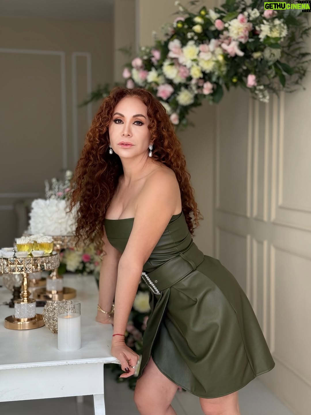 Janet Barboza - 2.8K Likes - ¡Fotos de cumpleaños!🎂 📸🎞️

Vestido @mya_modach