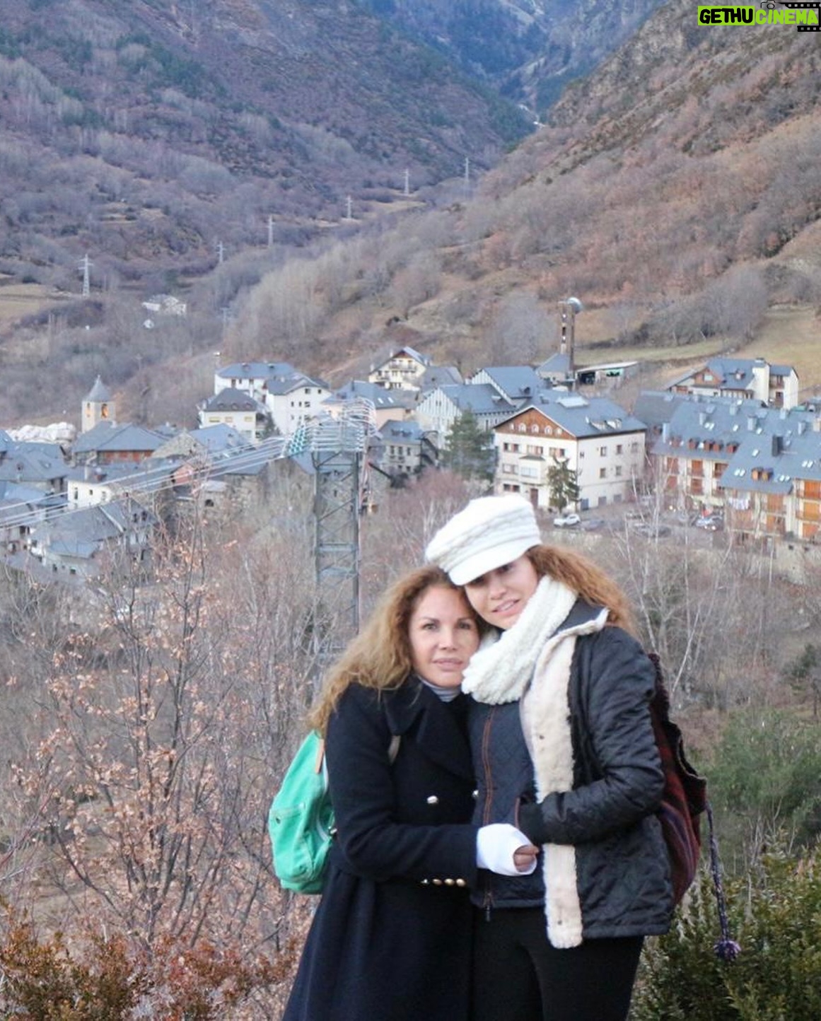 Janet Barboza - 6.3K Likes - 🌸 ¡Feliz Día de las Madres a todas las mujeres que, ante todo, priorizan a sus hijos! Así es como crecí, rodeada de amor y sacrificio, gracias a figuras tan inspiradoras como mi abuela Amalia, a quien siempre llamé mamá, y mi madre, Santa Raquel, quien trabajó arduamente en limpieza, como millones de mujeres, para darnos de comer. 

Ambas me enseñaron el verdadero significado de la maternidad y me formaron en la mujer que soy hoy. Mi hija y mi madre son lo más importante en mi vida. 

Mi abuela tuvo 11 hijos, mi madre es la antepenúltima, y ella me tuvo a los 15. Yo, a mi hija Antonella a los 21, y ahora, con 29, me ha dado un nieto perruno, Apache, el más amado. 

Ámense y cuídense, porque la única familia que realmente tenemos segura son nuestros padres e hijos. Todo lo demás son aves de paso. 💖