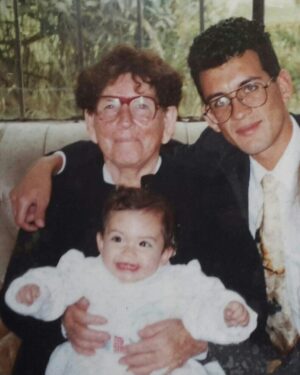 Janet Barboza Instagram - 🌸 ¡Feliz Día de las Madres a todas las mujeres que, ante todo, priorizan a sus hijos! Así es como crecí, rodeada de amor y sacrificio, gracias a figuras tan inspiradoras como mi abuela Amalia, a quien siempre llamé mamá, y mi madre, Santa Raquel, quien trabajó arduamente en limpieza, como millones de mujeres, para darnos de comer.
Ambas me enseñaron el verdadero significado de la maternidad y me formaron en la mujer que soy hoy. Mi hija y mi madre son lo más importante en mi vida.
Mi abuela tuvo 11 hijos, mi madre es la antepenúltima, y ella me tuvo a los 15. Yo, a mi hija Antonella a los 21, y ahora, con 29, me ha dado un nieto perruno, Apache, el más amado.
Ámense y cuídense, porque la única familia que realmente tenemos segura son nuestros padres e hijos. Todo lo demás son aves de paso. 💖