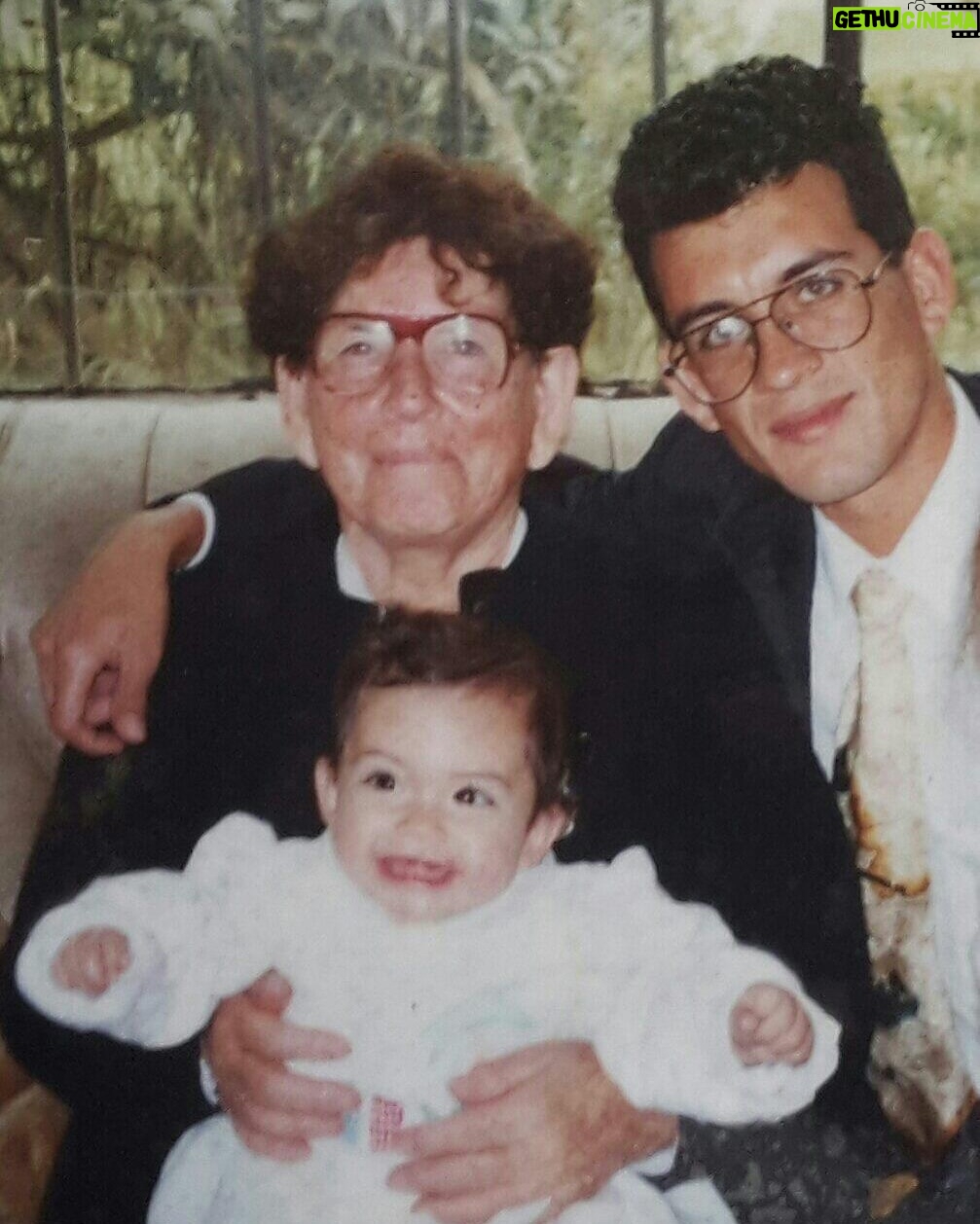 Janet Barboza - 6.3K Likes - 🌸 ¡Feliz Día de las Madres a todas las mujeres que, ante todo, priorizan a sus hijos! Así es como crecí, rodeada de amor y sacrificio, gracias a figuras tan inspiradoras como mi abuela Amalia, a quien siempre llamé mamá, y mi madre, Santa Raquel, quien trabajó arduamente en limpieza, como millones de mujeres, para darnos de comer. 

Ambas me enseñaron el verdadero significado de la maternidad y me formaron en la mujer que soy hoy. Mi hija y mi madre son lo más importante en mi vida. 

Mi abuela tuvo 11 hijos, mi madre es la antepenúltima, y ella me tuvo a los 15. Yo, a mi hija Antonella a los 21, y ahora, con 29, me ha dado un nieto perruno, Apache, el más amado. 

Ámense y cuídense, porque la única familia que realmente tenemos segura son nuestros padres e hijos. Todo lo demás son aves de paso. 💖