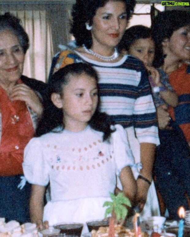 Janet Barboza - 6.3K Likes - 🌸 ¡Feliz Día de las Madres a todas las mujeres que, ante todo, priorizan a sus hijos! Así es como crecí, rodeada de amor y sacrificio, gracias a figuras tan inspiradoras como mi abuela Amalia, a quien siempre llamé mamá, y mi madre, Santa Raquel, quien trabajó arduamente en limpieza, como millones de mujeres, para darnos de comer. 

Ambas me enseñaron el verdadero significado de la maternidad y me formaron en la mujer que soy hoy. Mi hija y mi madre son lo más importante en mi vida. 

Mi abuela tuvo 11 hijos, mi madre es la antepenúltima, y ella me tuvo a los 15. Yo, a mi hija Antonella a los 21, y ahora, con 29, me ha dado un nieto perruno, Apache, el más amado. 

Ámense y cuídense, porque la única familia que realmente tenemos segura son nuestros padres e hijos. Todo lo demás son aves de paso. 💖