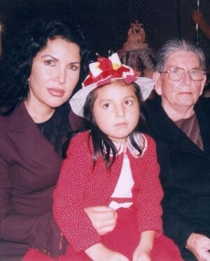 Janet Barboza Instagram - 🌸 ¡Feliz Día de las Madres a todas las mujeres que, ante todo, priorizan a sus hijos! Así es como crecí, rodeada de amor y sacrificio, gracias a figuras tan inspiradoras como mi abuela Amalia, a quien siempre llamé mamá, y mi madre, Santa Raquel, quien trabajó arduamente en limpieza, como millones de mujeres, para darnos de comer.
Ambas me enseñaron el verdadero significado de la maternidad y me formaron en la mujer que soy hoy. Mi hija y mi madre son lo más importante en mi vida.
Mi abuela tuvo 11 hijos, mi madre es la antepenúltima, y ella me tuvo a los 15. Yo, a mi hija Antonella a los 21, y ahora, con 29, me ha dado un nieto perruno, Apache, el más amado.
Ámense y cuídense, porque la única familia que realmente tenemos segura son nuestros padres e hijos. Todo lo demás son aves de paso. 💖
