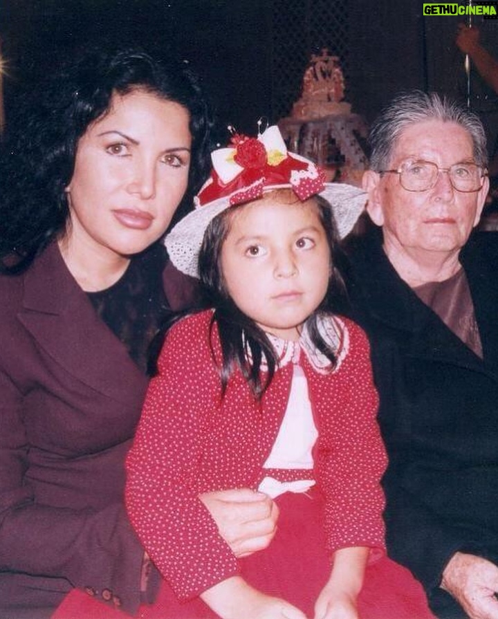 Janet Barboza - 6.3K Likes - 🌸 ¡Feliz Día de las Madres a todas las mujeres que, ante todo, priorizan a sus hijos! Así es como crecí, rodeada de amor y sacrificio, gracias a figuras tan inspiradoras como mi abuela Amalia, a quien siempre llamé mamá, y mi madre, Santa Raquel, quien trabajó arduamente en limpieza, como millones de mujeres, para darnos de comer. 

Ambas me enseñaron el verdadero significado de la maternidad y me formaron en la mujer que soy hoy. Mi hija y mi madre son lo más importante en mi vida. 

Mi abuela tuvo 11 hijos, mi madre es la antepenúltima, y ella me tuvo a los 15. Yo, a mi hija Antonella a los 21, y ahora, con 29, me ha dado un nieto perruno, Apache, el más amado. 

Ámense y cuídense, porque la única familia que realmente tenemos segura son nuestros padres e hijos. Todo lo demás son aves de paso. 💖