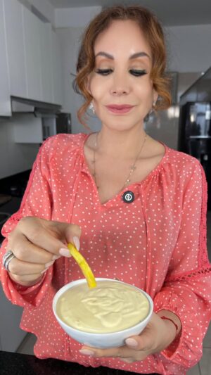 Janet Barboza Instagram - ¡La mejor receta de mayonesa que vas a probar!🤤
¡Ya no sufras más y come sin culpa la mayonesa que tanto nos gusta! 🫣 Hoy te muestro cómo preparar una mayonesa saludable que te va a sorprender por su sabor y textura. 😋🤤💚
#MayonesaCasera #RecetasSaludables #Recetas #Mayonesa #VidaSana #EstiloDeVida #FbLifeStyle #Antojos #JanetBarboza