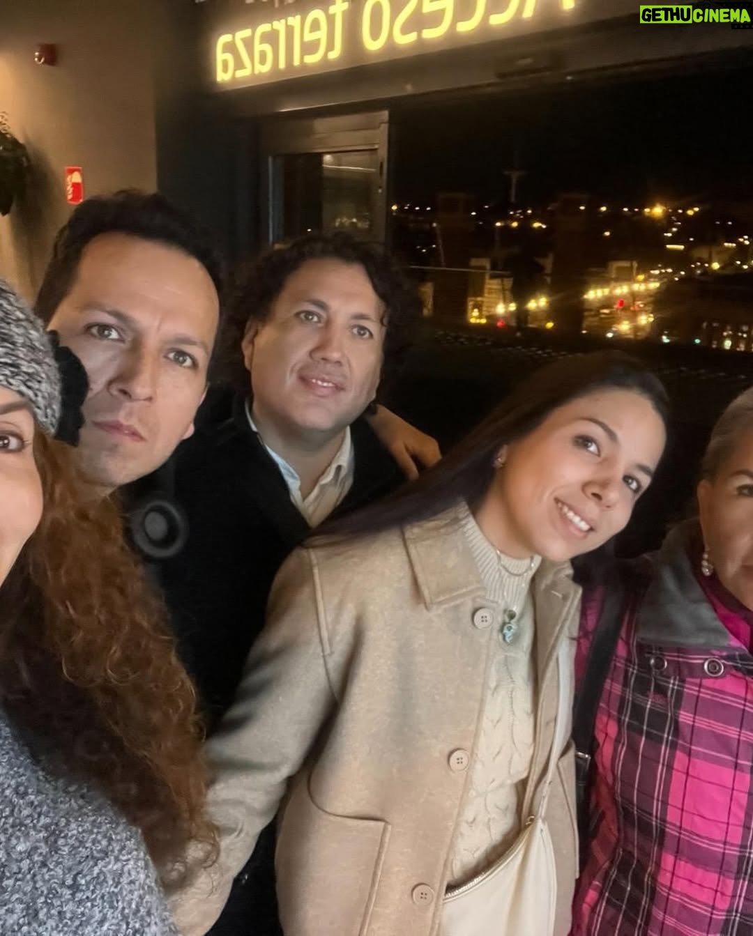 Janet Barboza - 6.3K Likes - 🌸 ¡Feliz Día de las Madres a todas las mujeres que, ante todo, priorizan a sus hijos! Así es como crecí, rodeada de amor y sacrificio, gracias a figuras tan inspiradoras como mi abuela Amalia, a quien siempre llamé mamá, y mi madre, Santa Raquel, quien trabajó arduamente en limpieza, como millones de mujeres, para darnos de comer. 

Ambas me enseñaron el verdadero significado de la maternidad y me formaron en la mujer que soy hoy. Mi hija y mi madre son lo más importante en mi vida. 

Mi abuela tuvo 11 hijos, mi madre es la antepenúltima, y ella me tuvo a los 15. Yo, a mi hija Antonella a los 21, y ahora, con 29, me ha dado un nieto perruno, Apache, el más amado. 

Ámense y cuídense, porque la única familia que realmente tenemos segura son nuestros padres e hijos. Todo lo demás son aves de paso. 💖