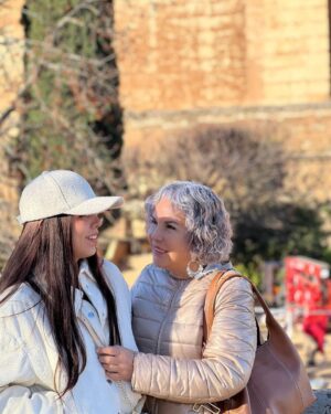 Janet Barboza Instagram - 🌸 ¡Feliz Día de las Madres a todas las mujeres que, ante todo, priorizan a sus hijos! Así es como crecí, rodeada de amor y sacrificio, gracias a figuras tan inspiradoras como mi abuela Amalia, a quien siempre llamé mamá, y mi madre, Santa Raquel, quien trabajó arduamente en limpieza, como millones de mujeres, para darnos de comer.
Ambas me enseñaron el verdadero significado de la maternidad y me formaron en la mujer que soy hoy. Mi hija y mi madre son lo más importante en mi vida.
Mi abuela tuvo 11 hijos, mi madre es la antepenúltima, y ella me tuvo a los 15. Yo, a mi hija Antonella a los 21, y ahora, con 29, me ha dado un nieto perruno, Apache, el más amado.
Ámense y cuídense, porque la única familia que realmente tenemos segura son nuestros padres e hijos. Todo lo demás son aves de paso. 💖