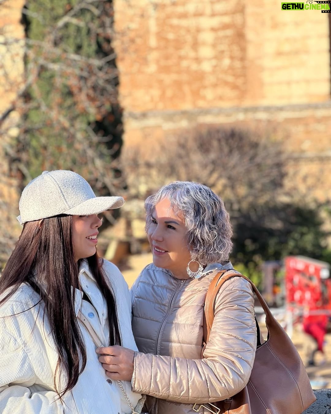 Janet Barboza - 6.3K Likes - 🌸 ¡Feliz Día de las Madres a todas las mujeres que, ante todo, priorizan a sus hijos! Así es como crecí, rodeada de amor y sacrificio, gracias a figuras tan inspiradoras como mi abuela Amalia, a quien siempre llamé mamá, y mi madre, Santa Raquel, quien trabajó arduamente en limpieza, como millones de mujeres, para darnos de comer. 

Ambas me enseñaron el verdadero significado de la maternidad y me formaron en la mujer que soy hoy. Mi hija y mi madre son lo más importante en mi vida. 

Mi abuela tuvo 11 hijos, mi madre es la antepenúltima, y ella me tuvo a los 15. Yo, a mi hija Antonella a los 21, y ahora, con 29, me ha dado un nieto perruno, Apache, el más amado. 

Ámense y cuídense, porque la única familia que realmente tenemos segura son nuestros padres e hijos. Todo lo demás son aves de paso. 💖